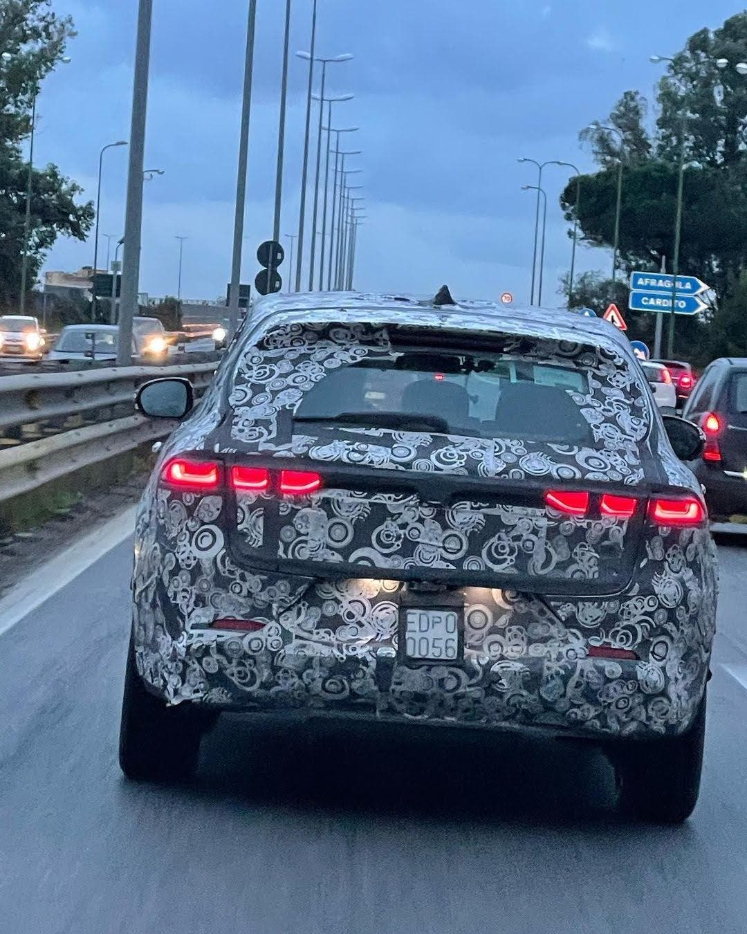 Alfa Romeo Tonale, nuove foto spia consentono una sbirciatina agli interni  