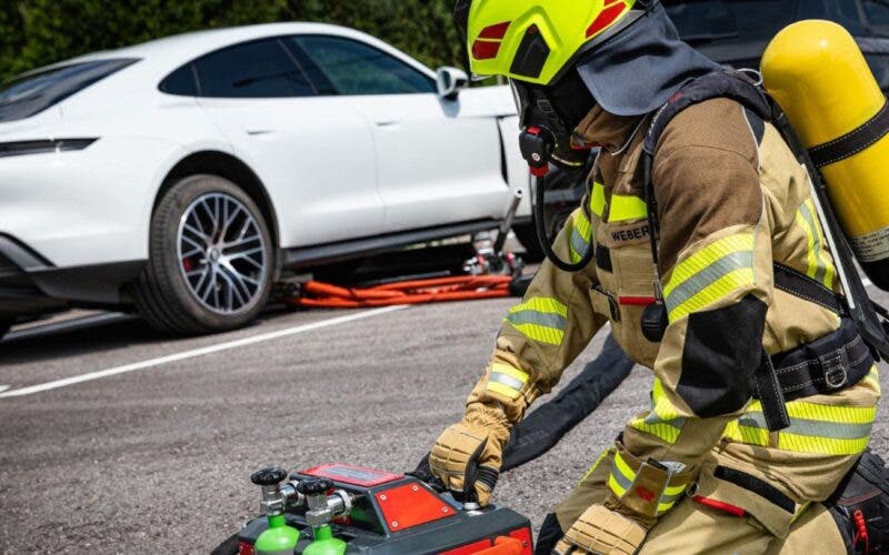 Auto Elettrica in fiamme