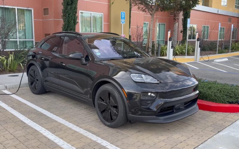 Porsche Macan EV in carica