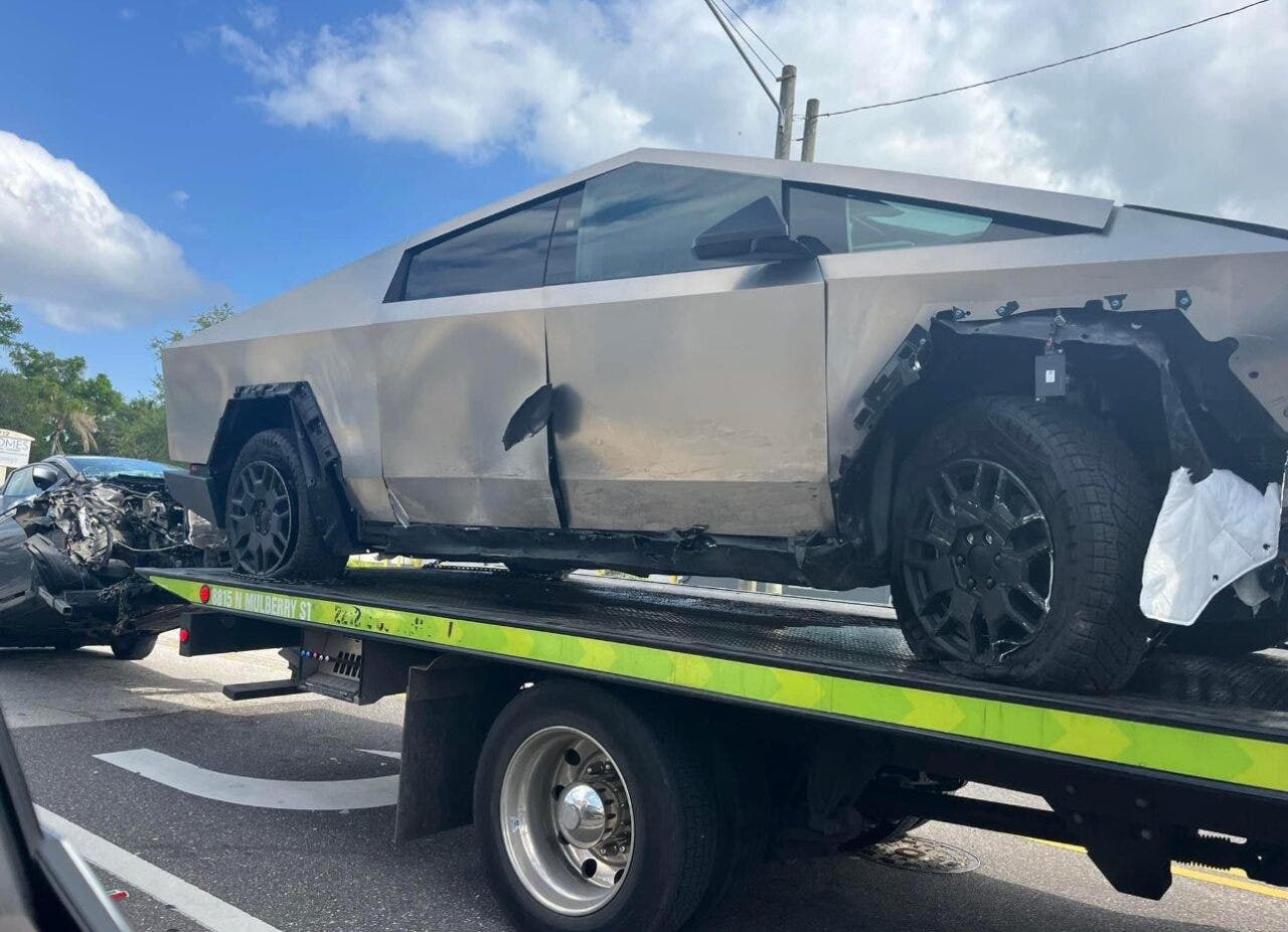 Tesla Cybertruck Nissan Sentra incidente
