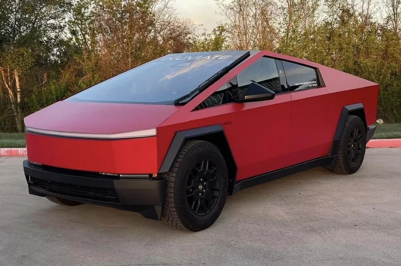 Tesla Cybertruck sfoggia il suo nuovo colore Rosso Ferrari - ClubAlfa.it