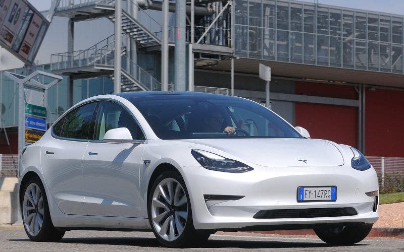 Tesla model 3, le promesse si infrangono sulla realtà