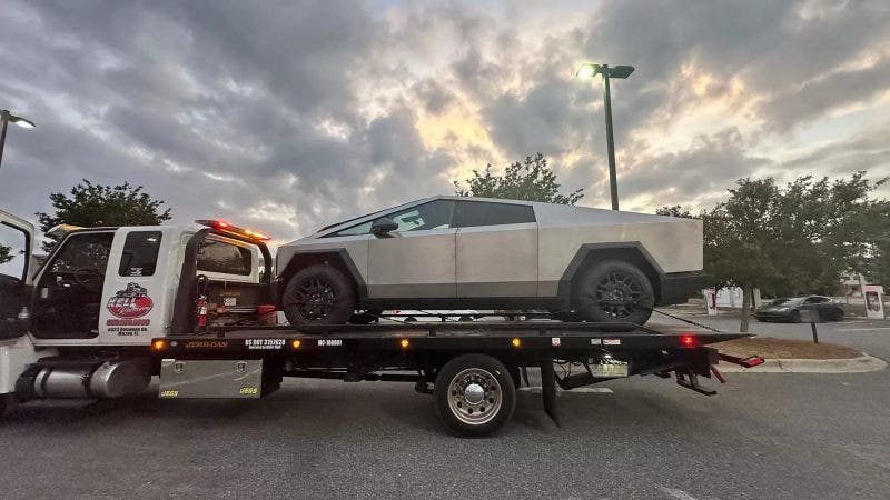 Tesla Cybertruck carro attrezzi