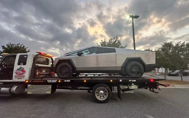 Tesla Cybertruck carro attrezzi