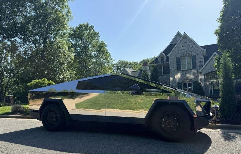 Tesla Cybertruck carrozzeria a specchio