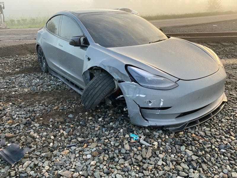 Tesla Model 3 FSD incidente