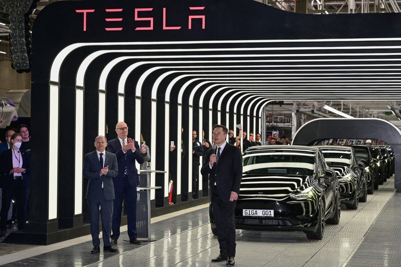 Tesla fa fuori migliaia di posizioni