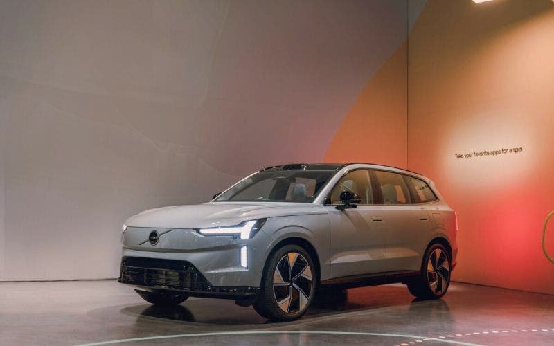 Volvo rilascia il primo passaporto per le batterie, sull'EX90