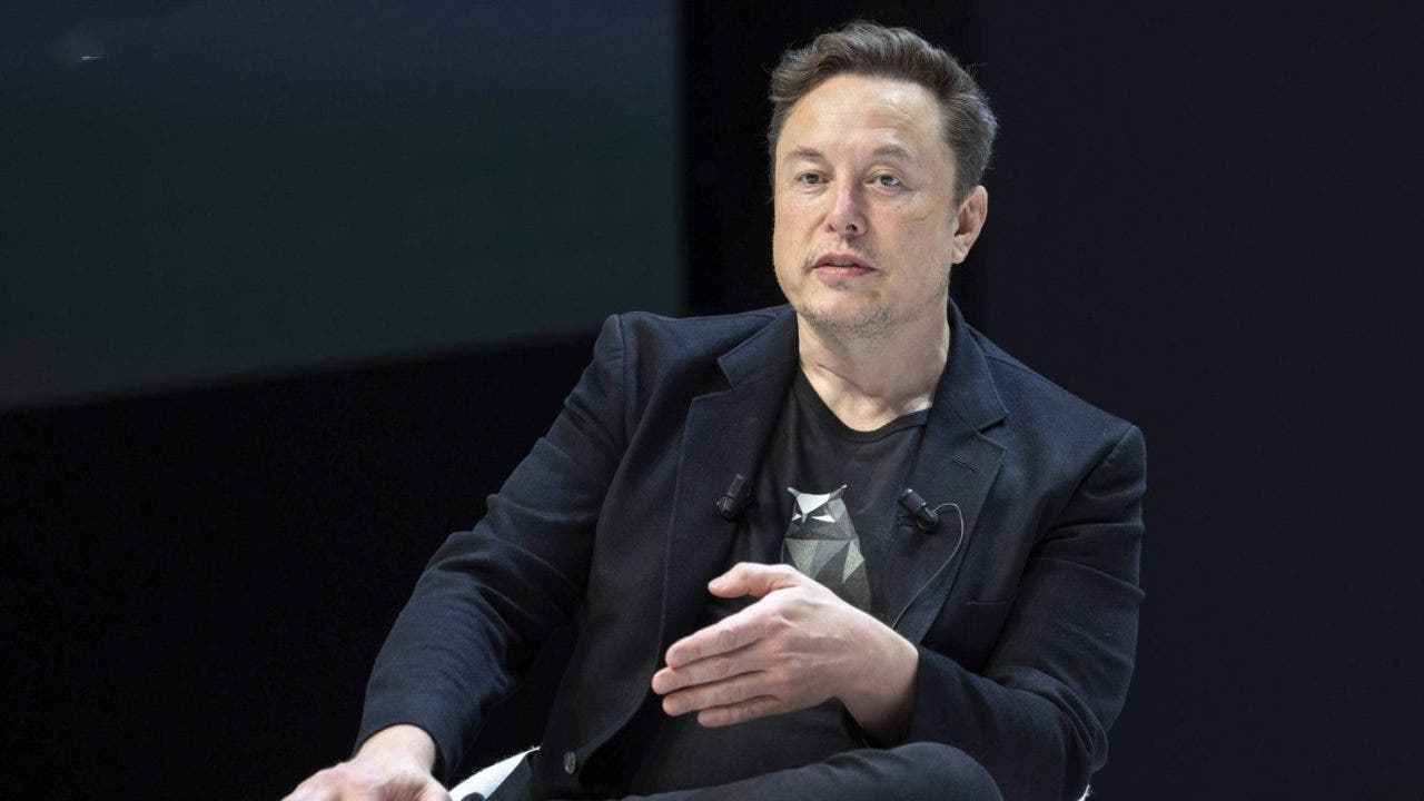 Tesla, crolla la reputazione del marchio per la vicinanza di Musk a Donald Trump