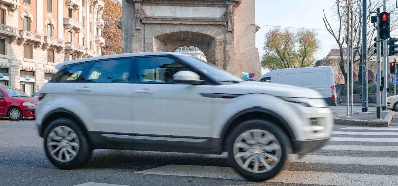 Milano, l'auto pesante paga di più