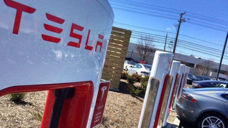 Ricarica con l'asciugamano bagnato? Tesla mette in guardia i clienti