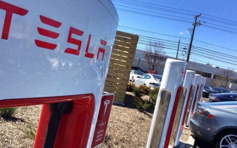 Ricarica con l'asciugamano bagnato? Tesla mette in guardia i clienti