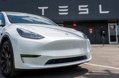 Tesla deve aggiornare quasi 2 milioni di veicoli