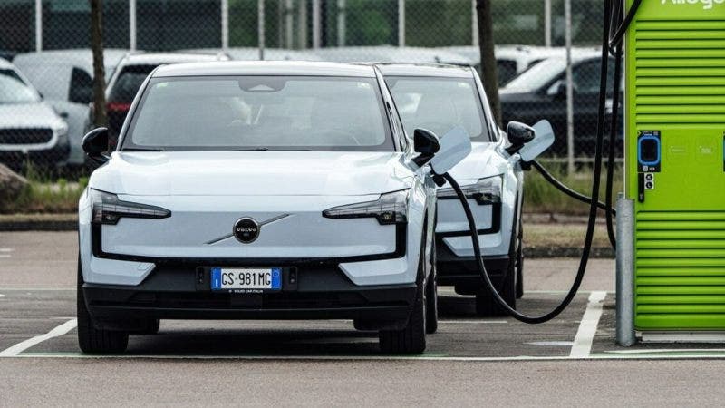 Volvo continuerà a lavorare per il passaggio totale all'elettrico, ma non interromperà la produzione di modelli ibridi plug-in.