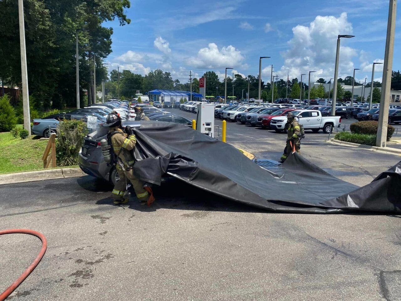 Auto elettrica coperta antincendio