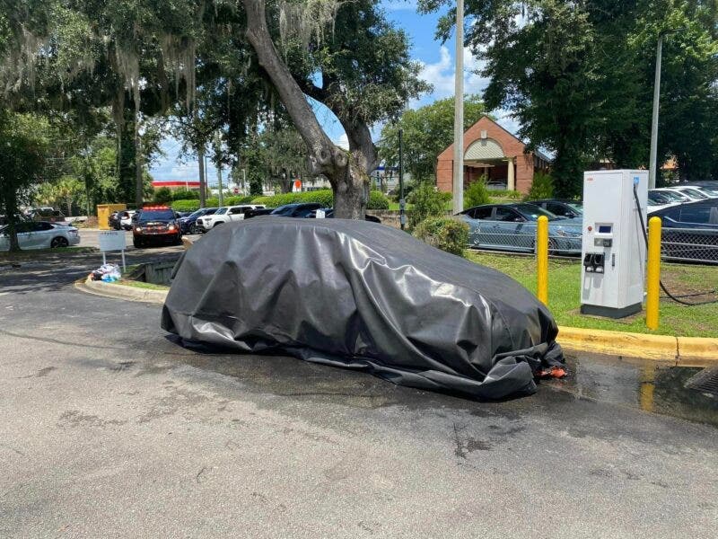 Auto elettrica coperta antincendio