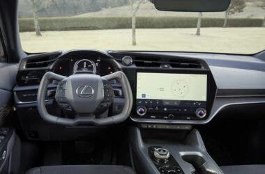 Interno di una Lexus RZ