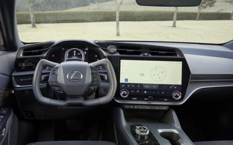 Interno di una Lexus RZ