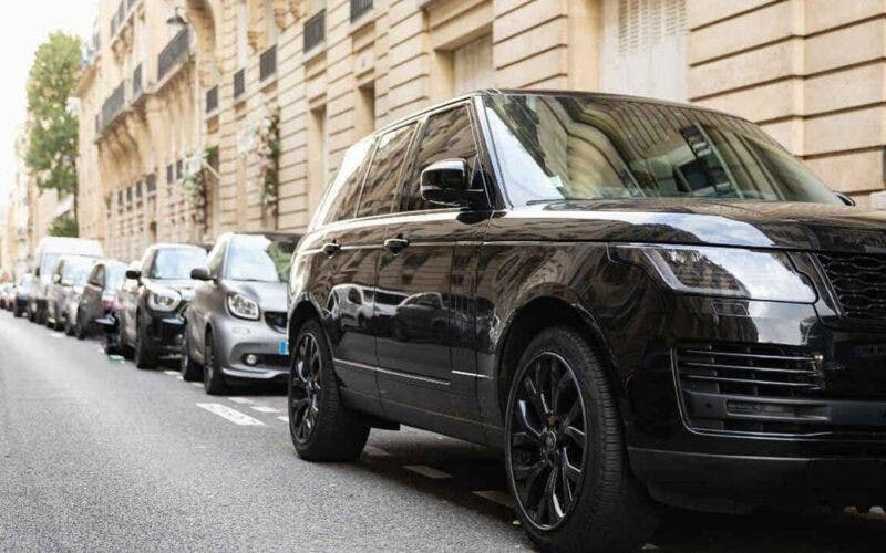 SUV parcheggiati a Parigi