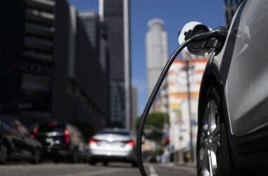 auto elettriche in ricarica