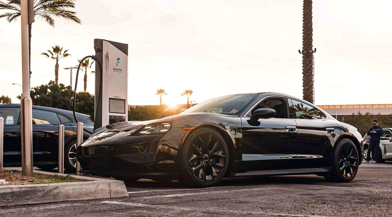 porsche taycan in ricarica