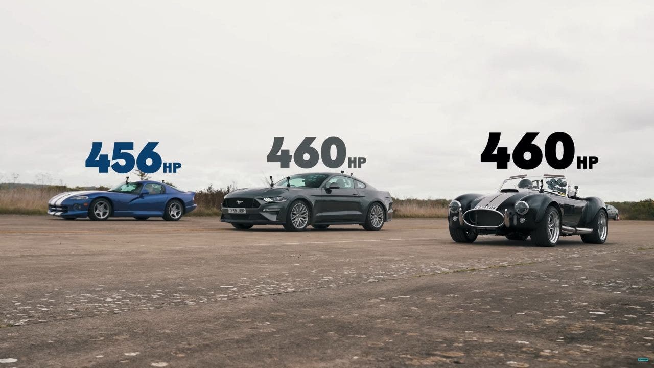 Shelby Cobra, una Ford Mustang GT e una Dodge Viper GTS