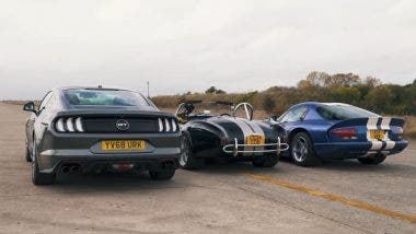 Shelby Cobra, una Ford Mustang GT e una Dodge Viper GTS