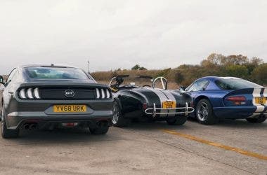 Shelby Cobra, una Ford Mustang GT e una Dodge Viper GTS