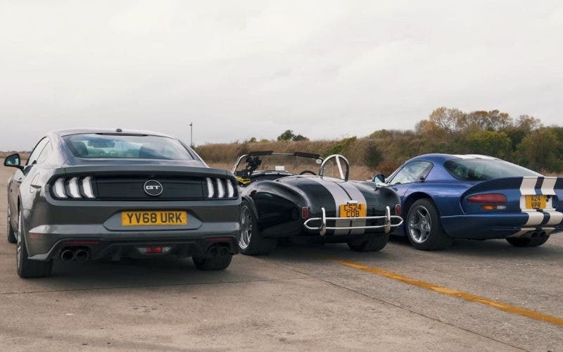 Shelby Cobra, una Ford Mustang GT e una Dodge Viper GTS