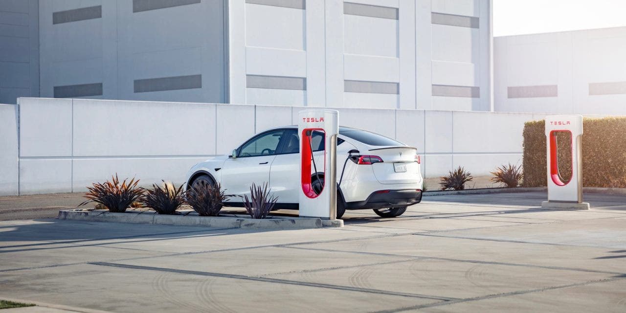 tesla ricarica batterie al supercharger