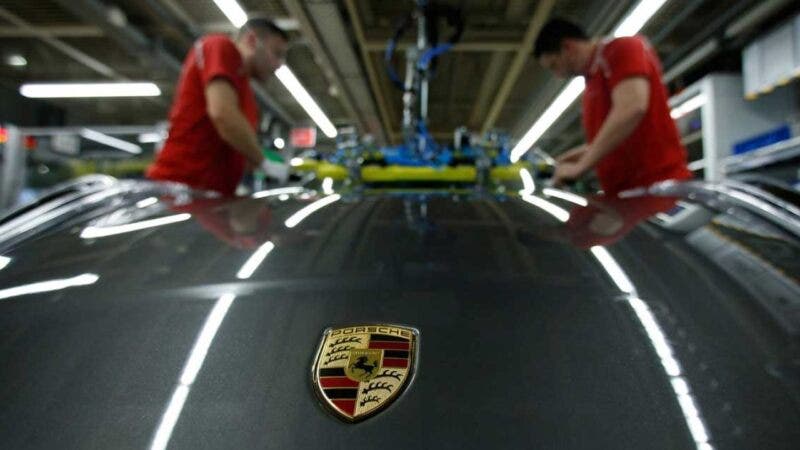 lavoratori in fabbrica porsche