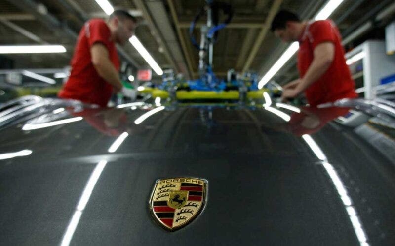 lavoratori in fabbrica porsche