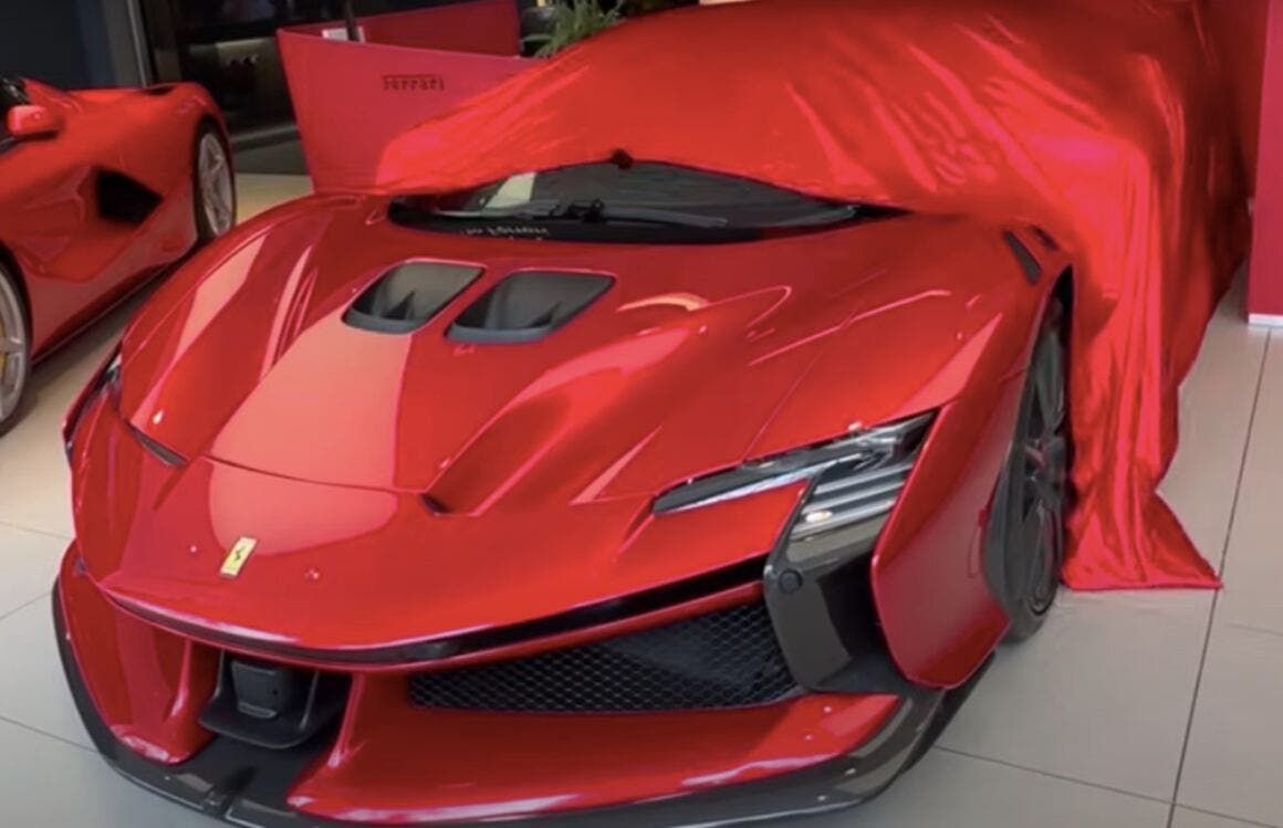 Ferrari SF90 XX Stradale in London (screenshot video TFJJ)