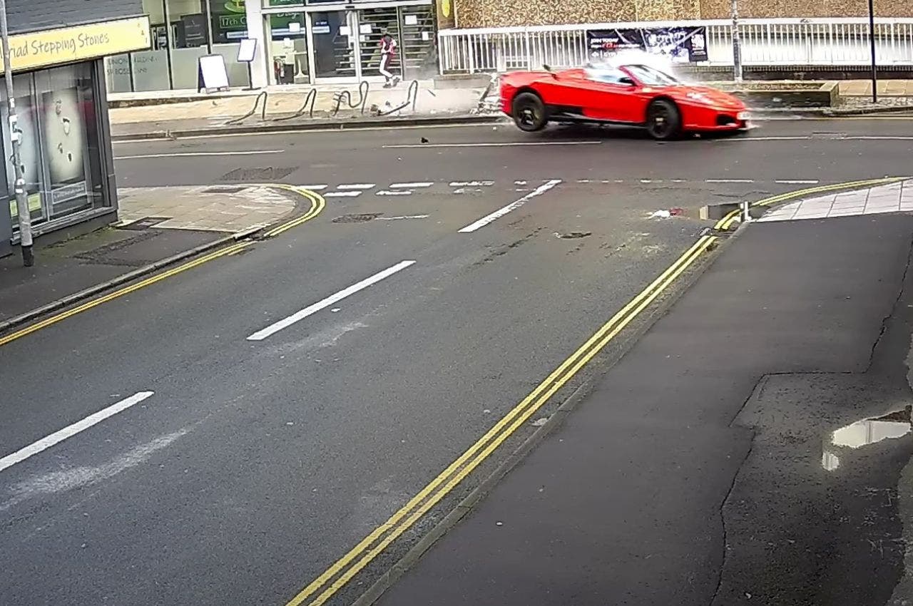 Ferrari 430 Spider destroyed in an accident due to wet asphalt ...