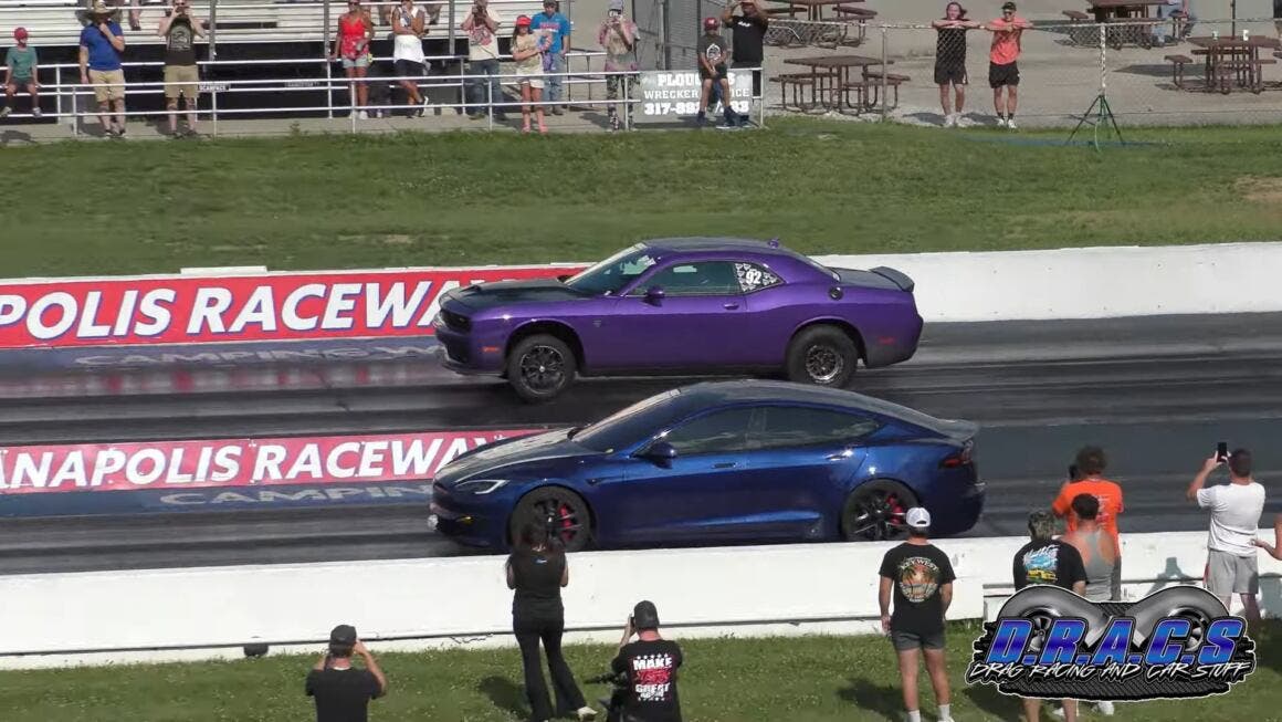 Dodge Challenger Hellcat drag race