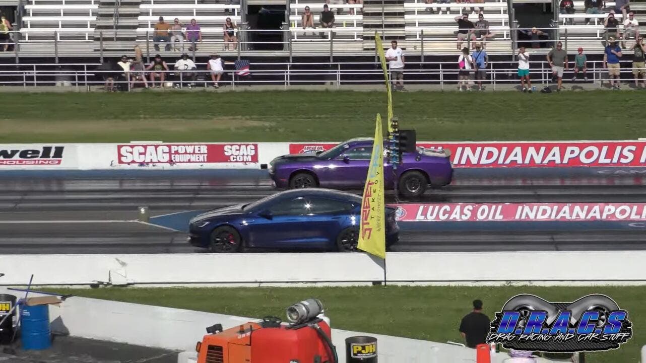 Dodge Challenger Hellcat drag race