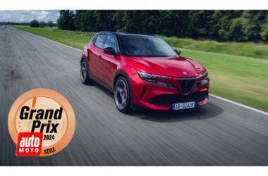 Alfa Romeo Junior collects a Style Award at the Auto Moto Grand Prix