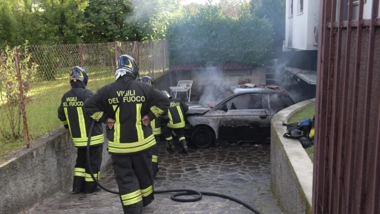 Fiat 500e explodes Milan