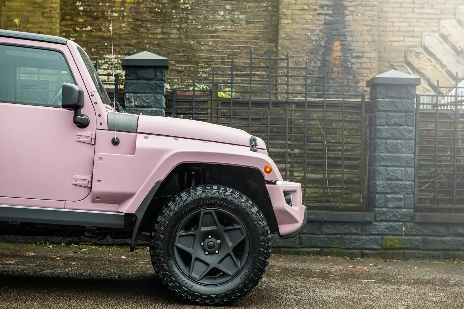 Jeep Wrangler: un esemplare rosa adatto alle donne è in vendita in ...