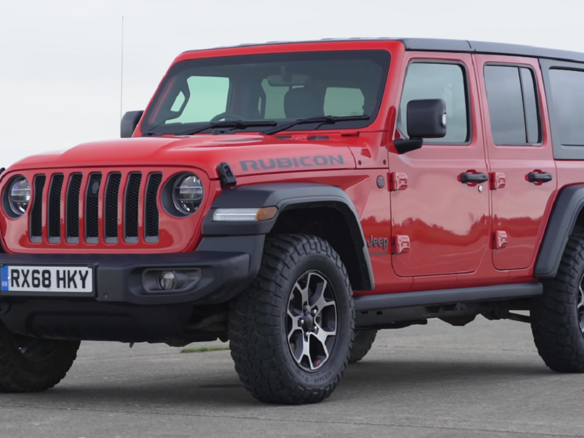 Jeep Wrangler Rubicon sfida su pista altri tre veicoli off-road | Video -  