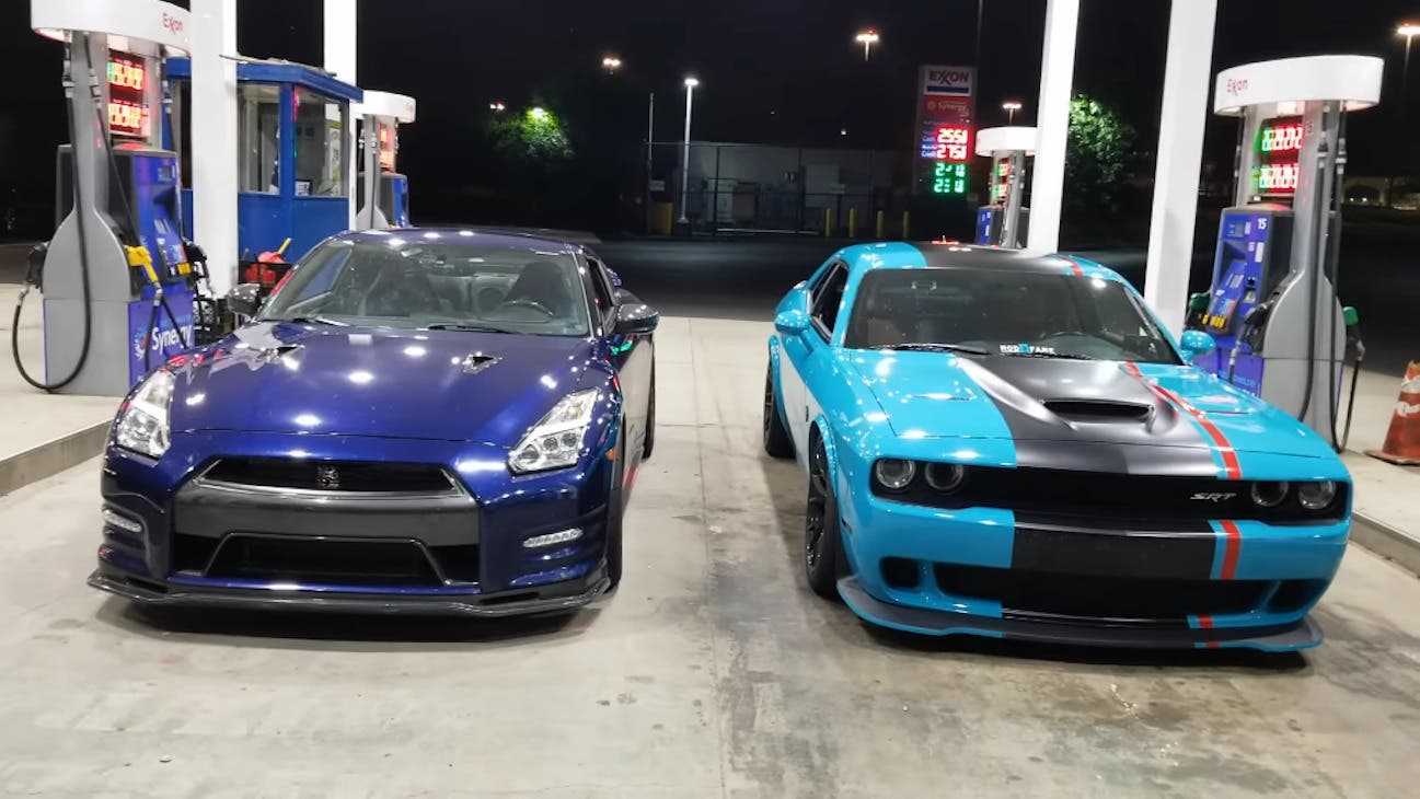 Dodge Challenger SRT Hellcat sfida una Nissan GT-R in una drag race ...