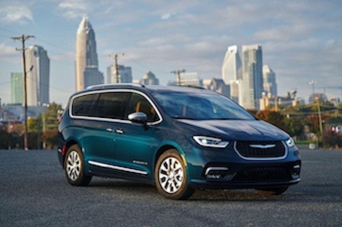 Chrysler Pacifica 2021 la palette colori si amplia con la nuova Fathom