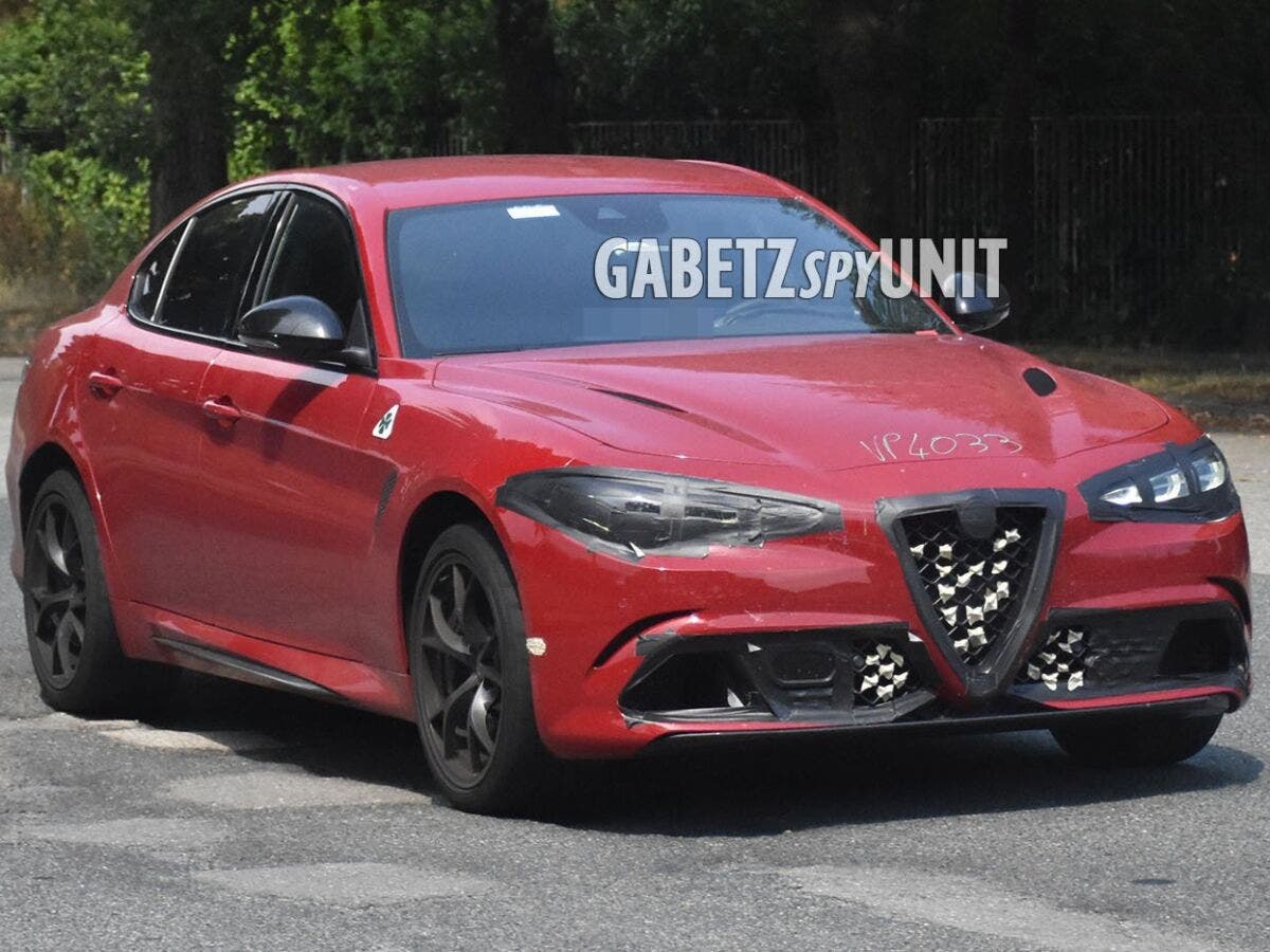 Alfa Romeo Giulia Quadrifoglio 2023, motori più potenti e nuovi occhi [Foto  spia] - News 