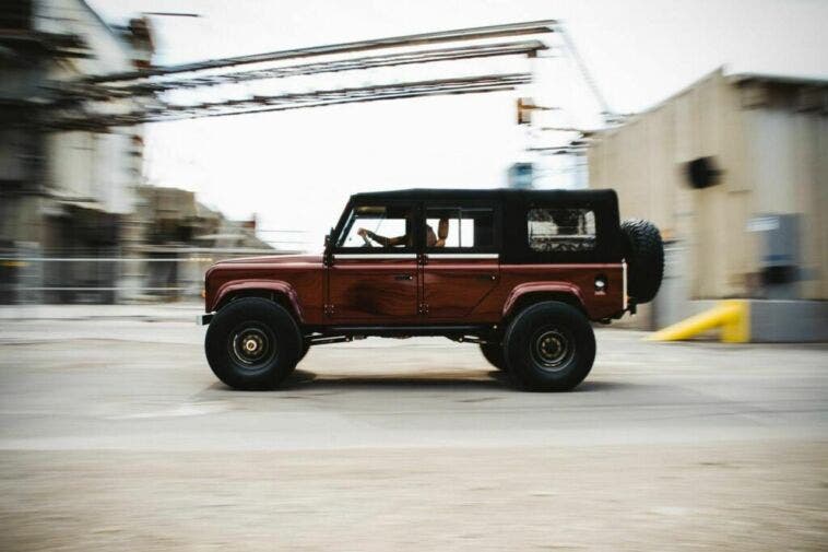 Land Rover Defender: ecco il restomod su base Jeep Wrangler JK ...