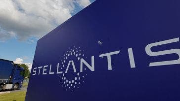 Stellantis continua a tagliare i costi