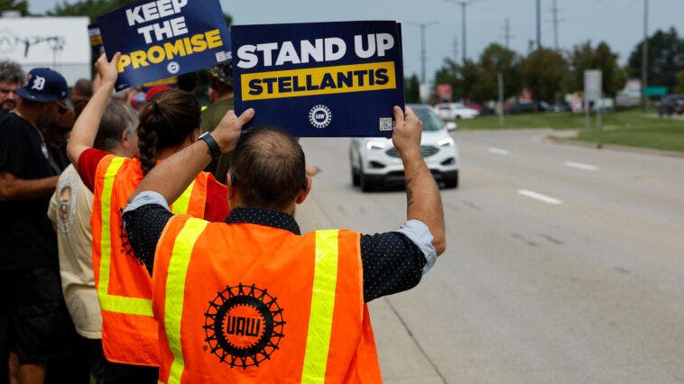 proteste sindacato UAW contro Stellantis