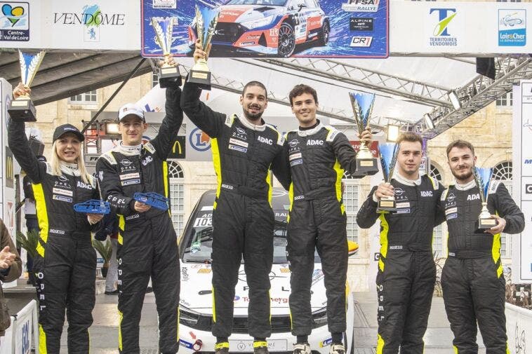 Luca Pröglhöf festeggia la vittoria nell'ADAC Opel Electric Rally Cup 2024