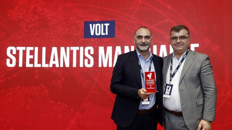 Stellantis de Mangualde si è distinto ieri con il Premio “VOLT” nell'elezione di “The Best & Biggest of Portugal Tecnológico 2024”, un evento annuale organizzato dalla rivista Exame Informática, con il supporto di Visão, in cui si distinguono imprenditori, innovatori, aziende e istituzioni nei settori della Scienza e della Tecnologia nazionale. La 18esima edizione degli Awards della pubblicazione più rinomata nel campo dell'Innovazione, della Scienza e della Tecnologia, si è svolta ieri pomeriggio (27 novembre), a Lisbona, e ancora una volta ha promosso gran parte del talento nazionale nel campo tecnologico e ha messo in risalto ciò che meglio facciamo nel nostro Paese è creare conoscenza e generare ricchezza basata sulla tecnologia. L’attribuzione del Premio “VOLT” – dedicato alla mobilità elettrica e alla sostenibilità ambientale – al Centro di Produzione Stellantis de Mangualde riconosce il lavoro svolto negli anni, soprattutto nel recente passato, e che deriva dall’ampio investimento effettuato nel settore nazionale unità produttiva , che le ha permesso di diventare la prima fabbrica in Portogallo a produrre in gran numero veicoli 100% elettrici. Sotto la responsabilità della redazione di Exame Informática, il Premio “VOLT” è stato consegnato dal Direttore della pubblicazione di riferimento nazionale a Jorge Magalhães, Direttore della Comunicazione e degli Affari Istituzionali di Stellantis Portogallo. “Quest’anno, il Centro di Produzione Stellantis Mangualde ha avviato la produzione di veicoli 100% elettrici di Citroën, Fiat, Opel e Peugeot. Con il nuovo investimento, integrato in un investimento di 119 milioni di euro nell'ambito dell'agenda di mobilitazione "Green Auto", la fabbrica è diventata la prima in Portogallo a produrre in serie veicoli passeggeri e commerciali leggeri al 100% elettrici. Oltre a contribuire a rilanciare l’economia nazionale nel settore automobilistico, l’avvio della produzione rappresenta un contributo importante alla mobilità sostenibile nel nostro Paese” , ha sottolineato Sérgio Magno, direttore di Exame Informática . “A nome di tutto il team della Fábrica Stellantis de Mangualde, vorrei ringraziare Exame Informática per questo prestigioso premio, assegnato da pionieri, da specialisti particolarmente attenti alla scienza e alla tecnologia, in un momento in cui stiamo reinventando la mobilità del futuro . Per lungo tempo polo di riferimento della produzione automobilistica nazionale, la Fabbrica di Mangualde ha abbracciato quest'anno la reinvenzione del settore diventando la prima unità nel Paese a produrre in grande serie veicoli elettrici a batteria, che non producono emissioni nell'atmosfera. Questo premio è un doppio riconoscimento. La qualità del lavoro di centinaia di dipendenti che ogni giorno producono le nostre auto "made in" Portogallo e il riconoscimento dell'impegno leader di Stellantis a favore della mobilità elettrica sostenibile, mettendo a disposizione dei clienti portoghesi e di altri mercati le auto elettriche più avanzate e leader del settore nella lotta al cambiamento climatico”, ha affermato Jorge Magalhães, Direttore della comunicazione e degli affari istituzionali di Stellantis Portugal .