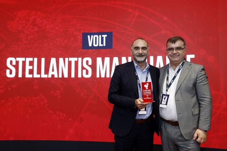 Stellantis de Mangualde si è distinto ieri con il Premio “VOLT” nell'elezione di “The Best & Biggest of Portugal Tecnológico 2024”, un evento annuale organizzato dalla rivista Exame Informática, con il supporto di Visão, in cui si distinguono imprenditori, innovatori, aziende e istituzioni nei settori della Scienza e della Tecnologia nazionale. La 18esima edizione degli Awards della pubblicazione più rinomata nel campo dell'Innovazione, della Scienza e della Tecnologia, si è svolta ieri pomeriggio (27 novembre), a Lisbona, e ancora una volta ha promosso gran parte del talento nazionale nel campo tecnologico e ha messo in risalto ciò che meglio facciamo nel nostro Paese è creare conoscenza e generare ricchezza basata sulla tecnologia. L’attribuzione del Premio “VOLT” – dedicato alla mobilità elettrica e alla sostenibilità ambientale – al Centro di Produzione Stellantis de Mangualde riconosce il lavoro svolto negli anni, soprattutto nel recente passato, e che deriva dall’ampio investimento effettuato nel settore nazionale unità produttiva , che le ha permesso di diventare la prima fabbrica in Portogallo a produrre in gran numero veicoli 100% elettrici. Sotto la responsabilità della redazione di Exame Informática, il Premio “VOLT” è stato consegnato dal Direttore della pubblicazione di riferimento nazionale a Jorge Magalhães, Direttore della Comunicazione e degli Affari Istituzionali di Stellantis Portogallo. “Quest’anno, il Centro di Produzione Stellantis Mangualde ha avviato la produzione di veicoli 100% elettrici di Citroën, Fiat, Opel e Peugeot. Con il nuovo investimento, integrato in un investimento di 119 milioni di euro nell'ambito dell'agenda di mobilitazione "Green Auto", la fabbrica è diventata la prima in Portogallo a produrre in serie veicoli passeggeri e commerciali leggeri al 100% elettrici. Oltre a contribuire a rilanciare l’economia nazionale nel settore automobilistico, l’avvio della produzione rappresenta un contributo importante alla mobilità sostenibile nel nostro Paese” , ha sottolineato Sérgio Magno, direttore di Exame Informática . “A nome di tutto il team della Fábrica Stellantis de Mangualde, vorrei ringraziare Exame Informática per questo prestigioso premio, assegnato da pionieri, da specialisti particolarmente attenti alla scienza e alla tecnologia, in un momento in cui stiamo reinventando la mobilità del futuro . Per lungo tempo polo di riferimento della produzione automobilistica nazionale, la Fabbrica di Mangualde ha abbracciato quest'anno la reinvenzione del settore diventando la prima unità nel Paese a produrre in grande serie veicoli elettrici a batteria, che non producono emissioni nell'atmosfera. Questo premio è un doppio riconoscimento. La qualità del lavoro di centinaia di dipendenti che ogni giorno producono le nostre auto "made in" Portogallo e il riconoscimento dell'impegno leader di Stellantis a favore della mobilità elettrica sostenibile, mettendo a disposizione dei clienti portoghesi e di altri mercati le auto elettriche più avanzate e leader del settore nella lotta al cambiamento climatico”, ha affermato Jorge Magalhães, Direttore della comunicazione e degli affari istituzionali di Stellantis Portugal .