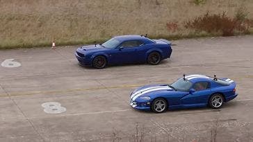 Drag race Dodge Viper vs Challenger